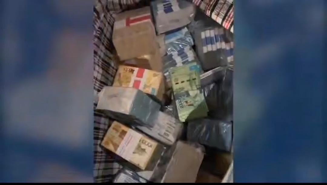 Клетчатые сумки с деньгами: кадры задержания бухгалтера отдела образования